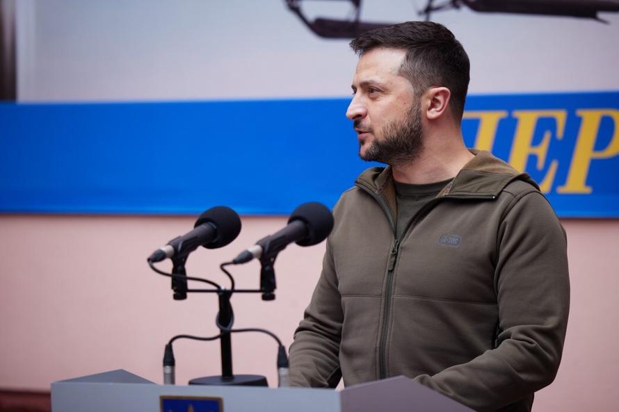 Зеленский продал на аукционе свою кофту цвета хаки