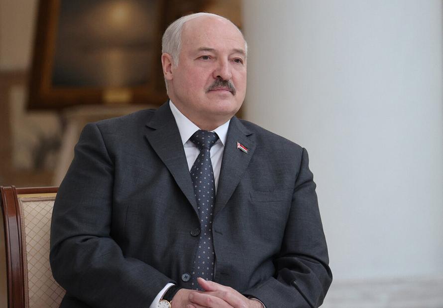 Лукашенко рассказал пионерам о минусах смартфонов