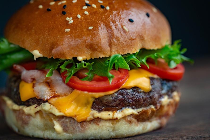 «Слишком вкусно». Израильтянин подал в суд на Burger King из-за чизбургера