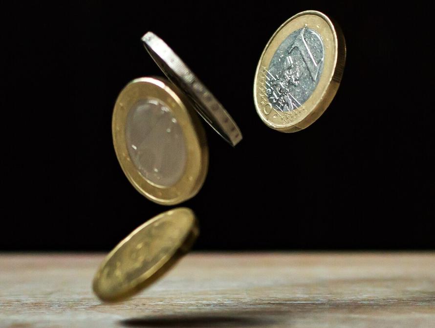Курс евро превысил 71 рубль впервые с 11 мая