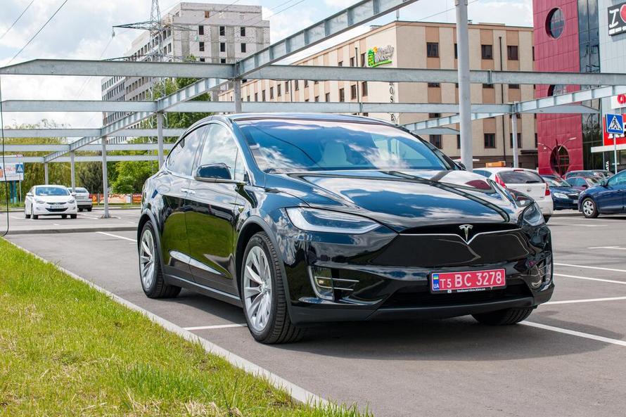 В США проверят, почему машины Tesla тормозят просто так