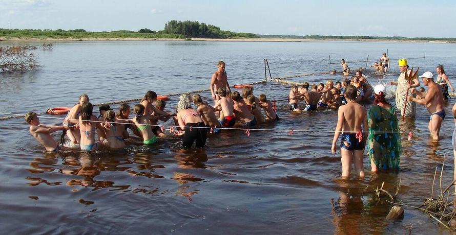 Лагеря переполнены. В России досрочно остановят продажу детских путёвок с кешбэком