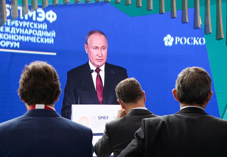 «Напечатали деньги, а дальше что?» Главное из выступления Путина на ПМЭФ-2022