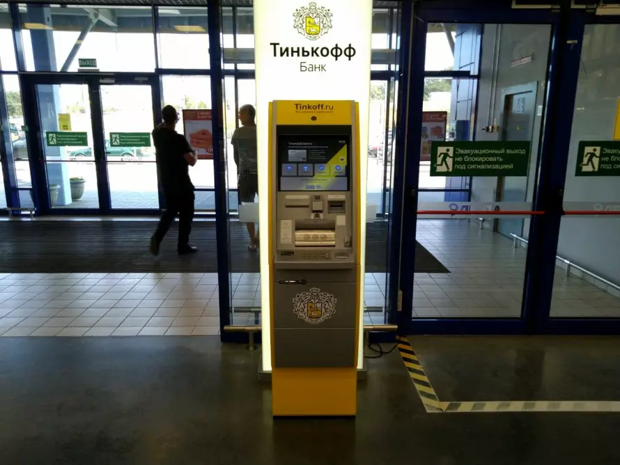 Тинькофф-банк начал переводить деньги за рубеж по номеру телефона