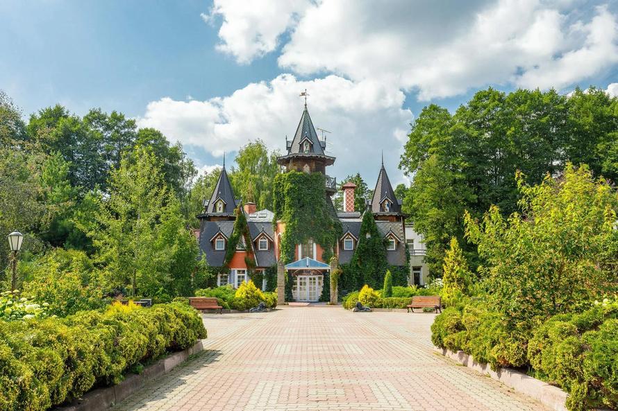 В Подмосковье продают трёхэтажный замок за 125 млн рублей