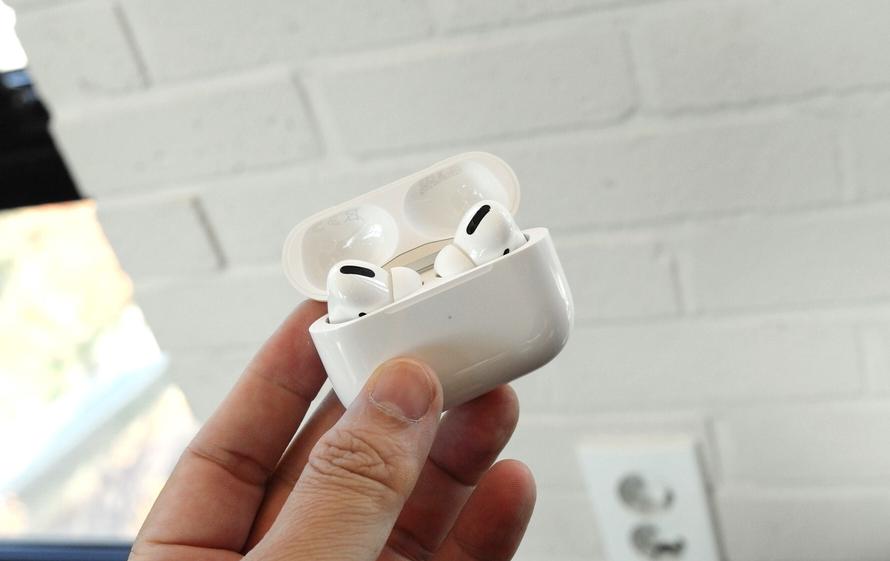 Россияне бросились скупать дешёвые копии наушников Apple