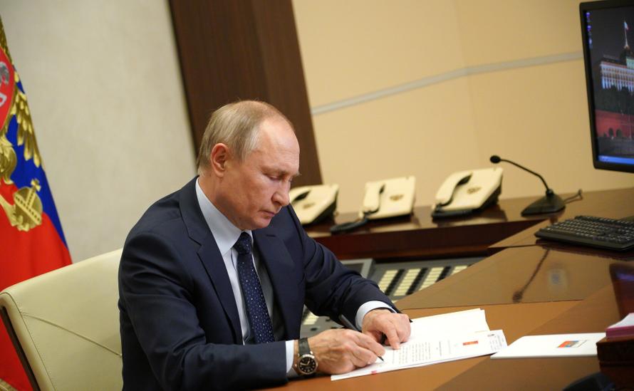 Путин приостановил помощь медикам, которые лечат больных COVID-19