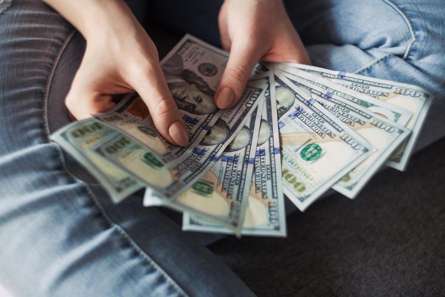 За месяц из России незаконно вывезли $8 млн