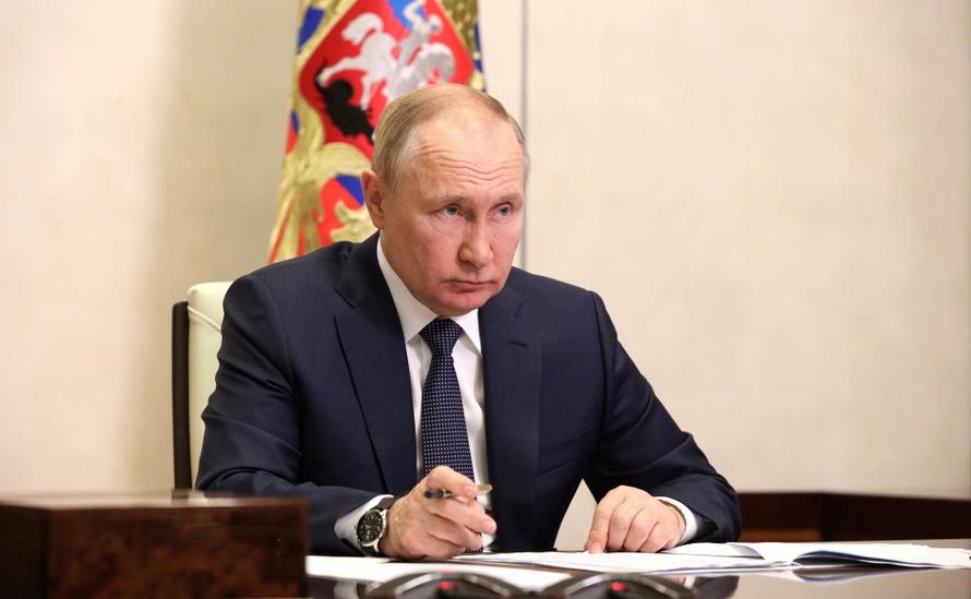 Путин увеличил стипендии для учёных за создание прорывных оборонных технологий