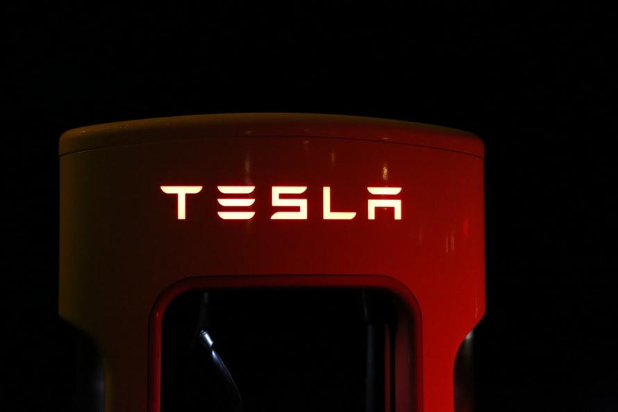 На Tesla подали в суд из-за торговли квотами на выбросы