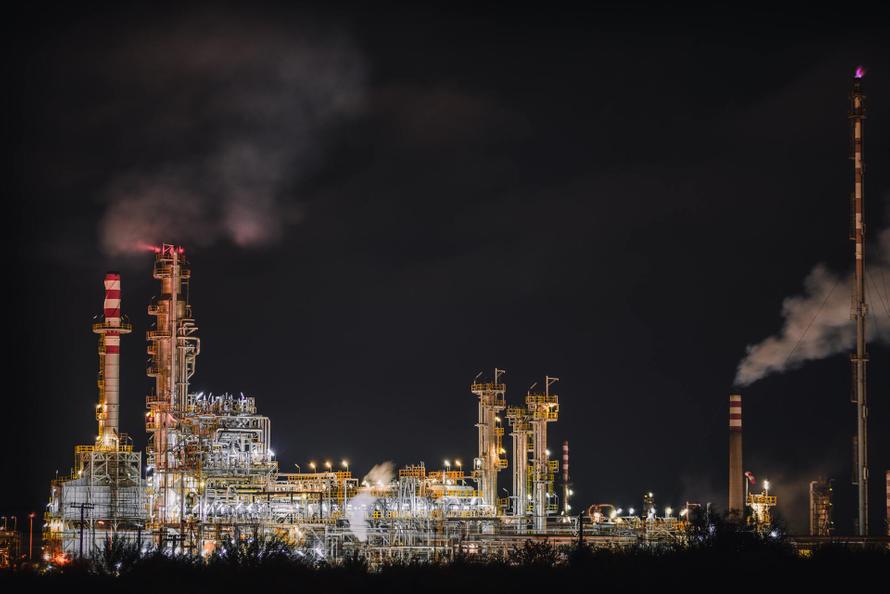 Российским нефтяникам сохранили штрафы за выбросы