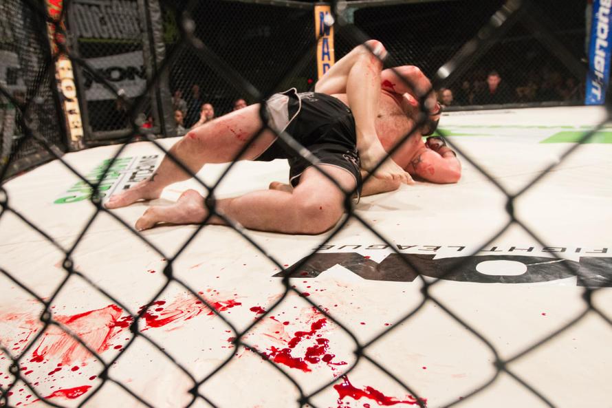 Российский боец MMA нокаутировал оскорбившего россиян американца