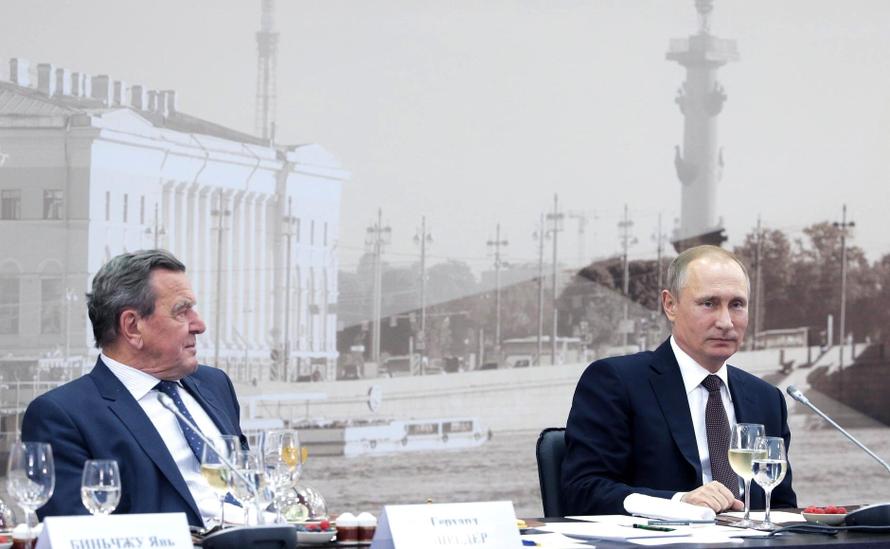 В Кремле раскрыли детали разговора Путина и Шрёдера 
