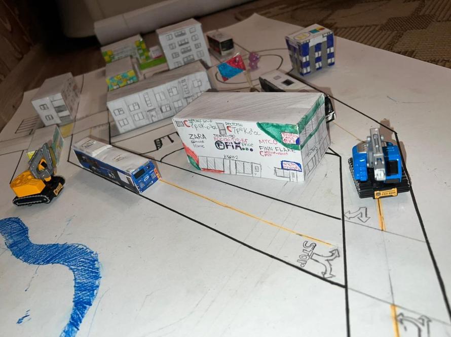 Российский школьник построил бумажный город. Бренды засыпали его предложениями