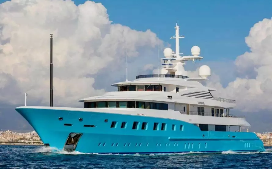 Яхту российского миллиардера подготовили к продаже на аукционе