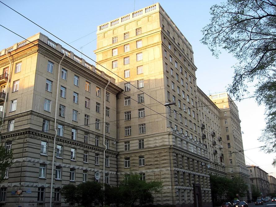 Власти захотели застроить Россию типовыми «сталинками»