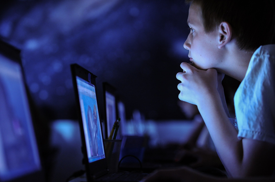 Названы популярные схемы развода школьников на деньги 