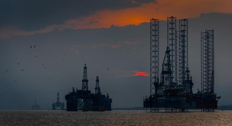 Цены на нефть рухнули до полугодового минимума