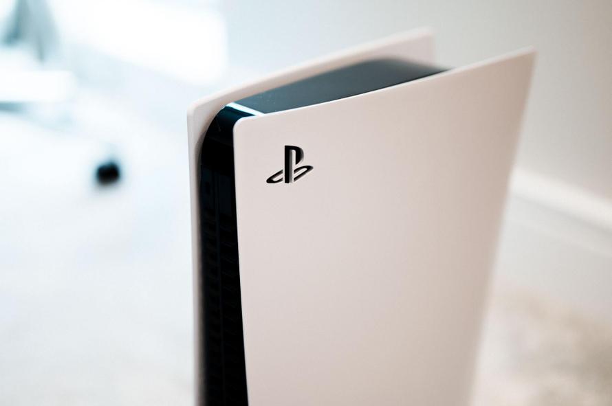 Российские магазины закупились Playstation 5. Но россиянам они интересны всё меньше