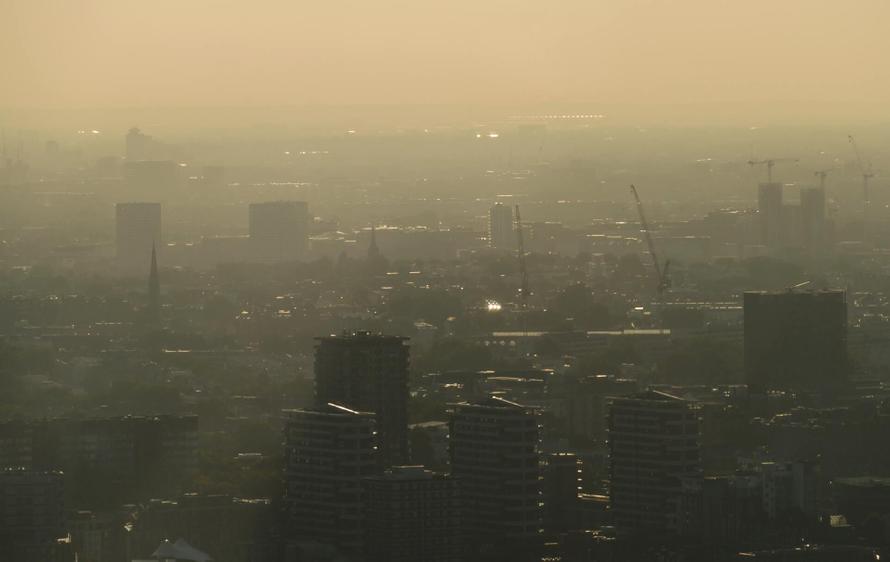 Екатеринбург заволокло едким смогом. Дышать нечем, но специалисты развели руками