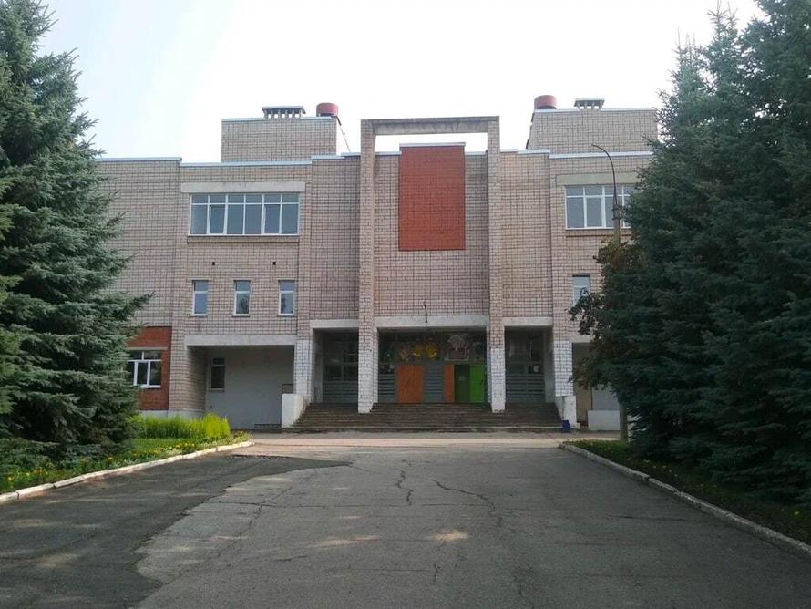 На школу в Ижевске напал вооружённый мужчина