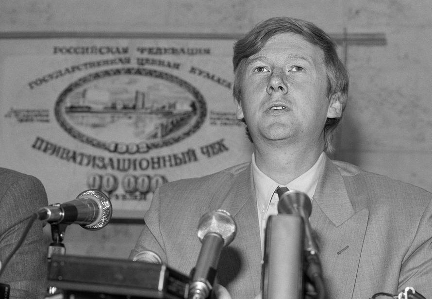 «На ваучер скоро будут посылать». Почему приватизация стала самым горьким разочарованием  России девяностых