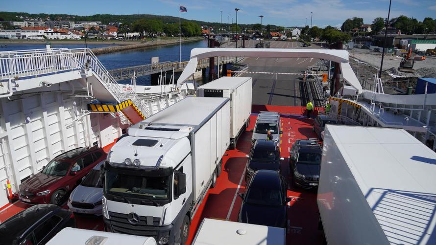 Фуры скопились в очереди на паром в Крым. Водители стоят без еды и воды уже сутки
