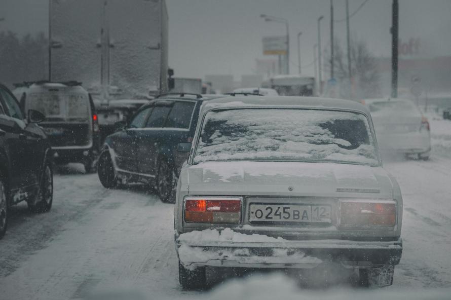 Не стоит торопиться. Московским водителям рассказали, когда менять резину