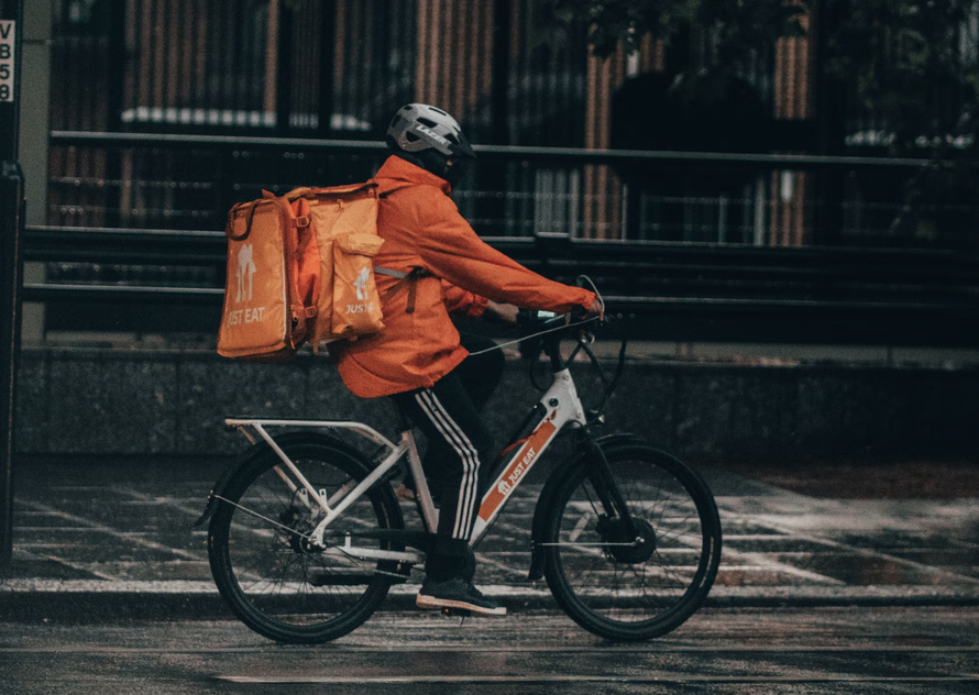 Рецидивист отжал у курьера еду и устроил себе праздник. Но ненадолго