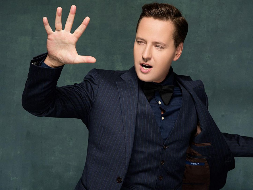 Микрофон не поделили? Витас напал на чиновника в караоке-баре