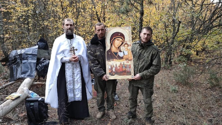 Российский священник покрестил солдата в мешке для трупов. И нашёл этому объяснение