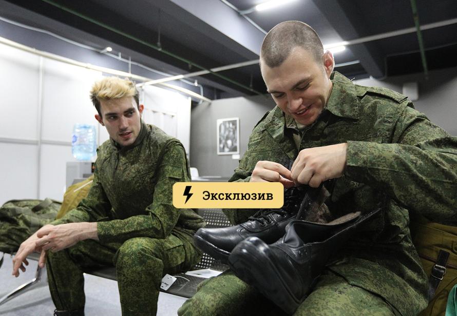 Чего послаще и табачку. Россиянам рассказали, что передать срочнику в армию