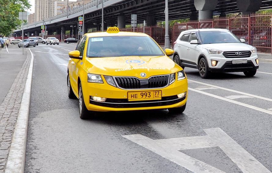 В Москве грузовик сплющил такси в кусок металла. Внутри были люди