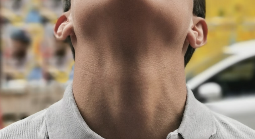 Российские полицейские привязали водителя за шею к сиденью машины. Говорят, он был пьян