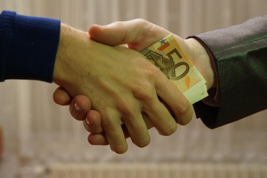 Иностранцы пообещали россиянину клонировать €100 тыс. Вот что из этого получилось