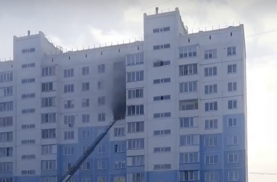 В многоэтажке Новосибирска взрывом вынесло окно. Погиб, предположительно, рабочий