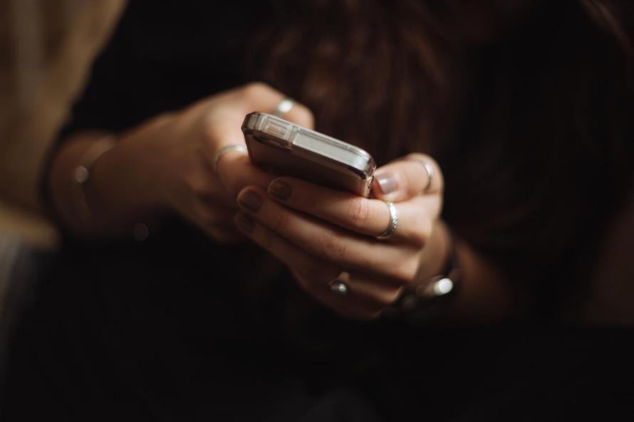 Можно ли заряжать смартфон «неродной» зарядкой? Отвечает учёный