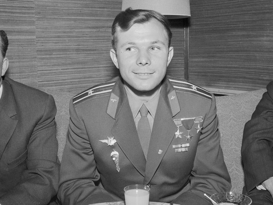 Учился на пятёрки и увлекался баскетболом. Рассекречено личное дело Юрия Гагарина