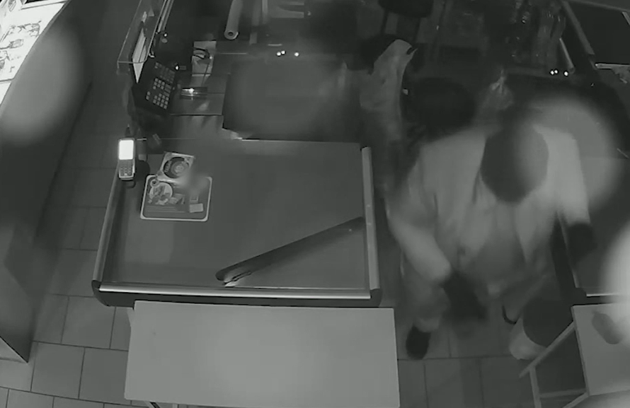 Горе-вор пытался обнести супермаркет и потерпел фиаско. А потом ещё и попался