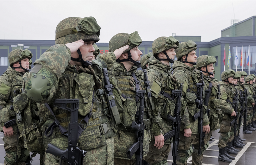 «Элементарное требование». Российский военный объяснил запрет бороды и смартфонов в армии