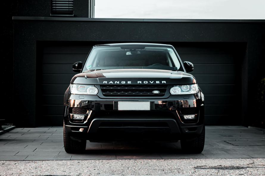 Российские школьники сожгли Range Rover бизнесмена. На радость заказчику