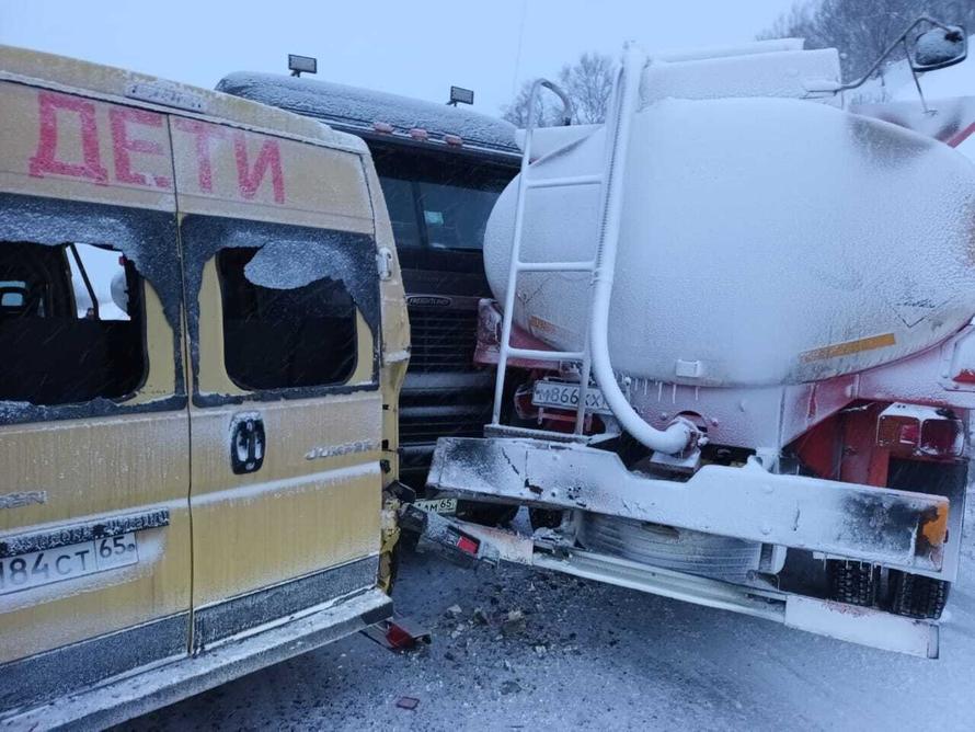 На Сахалине школьный автобус попал в аварию с бензовозами