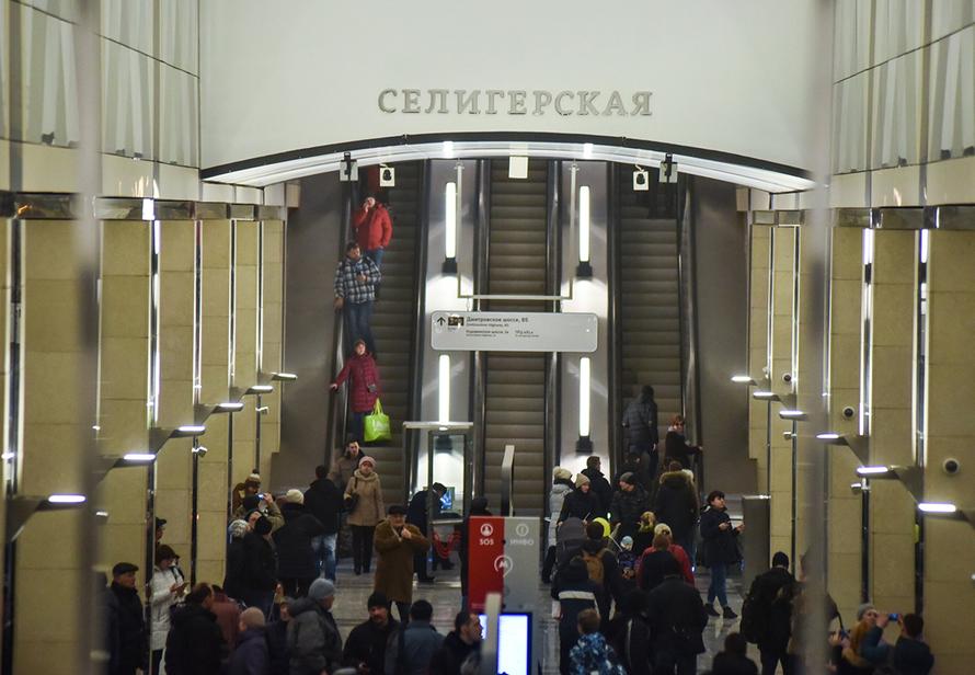 Россиянин приударил за ежом, раздающим листовки. И стал виновным в развращении школьницы