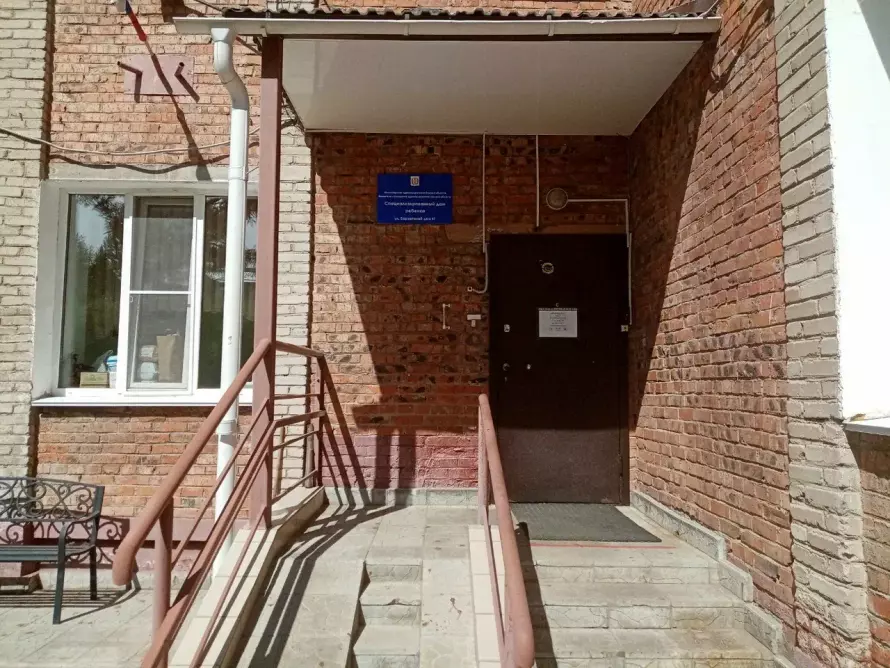 Россиянин пришёл в детдом, насорил деньгами и скрылся