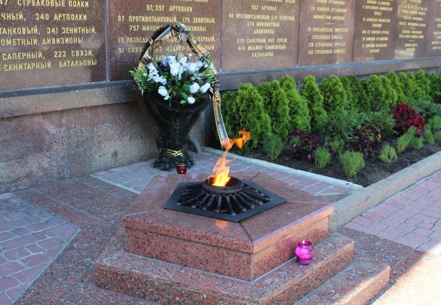 В Крыму бомж пожарил еду на Вечном огне и обрёл крышу над головой