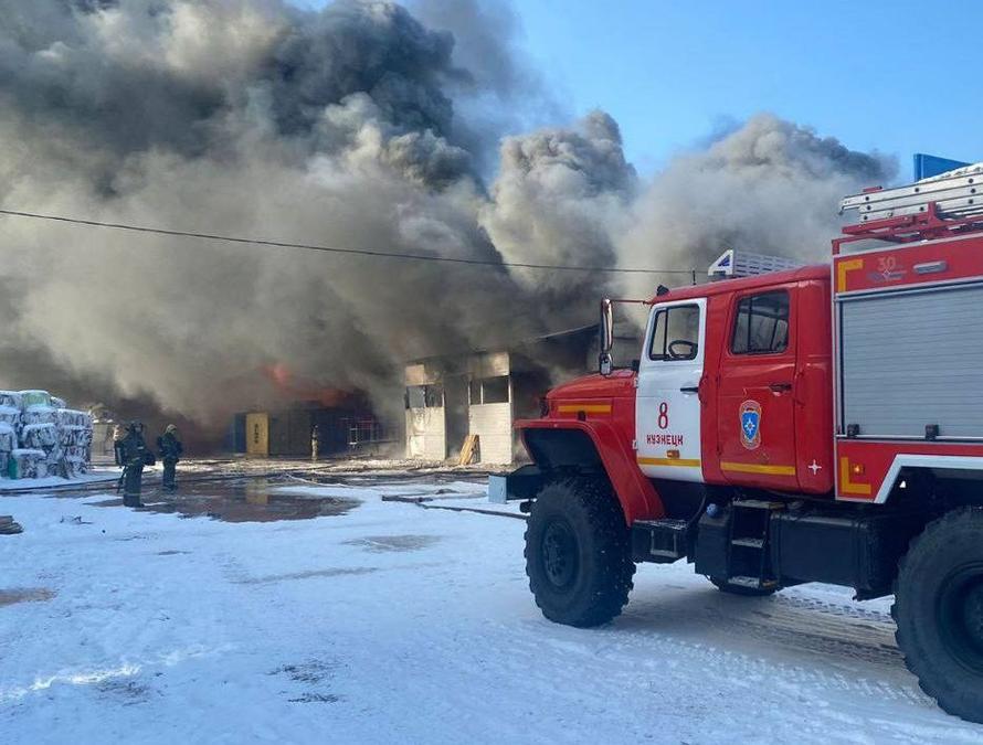 В России случился крупный пожар на мебельной фабрике