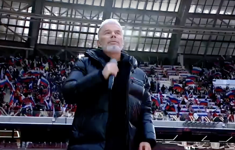 Газманов объяснил, зачем заклеил логотип на куртке за 340 тыс. рублей