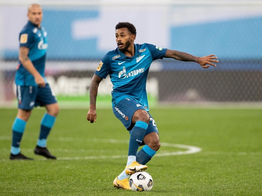 В бразильского футболиста «Зенита» с трибун запустили бананом во время матча