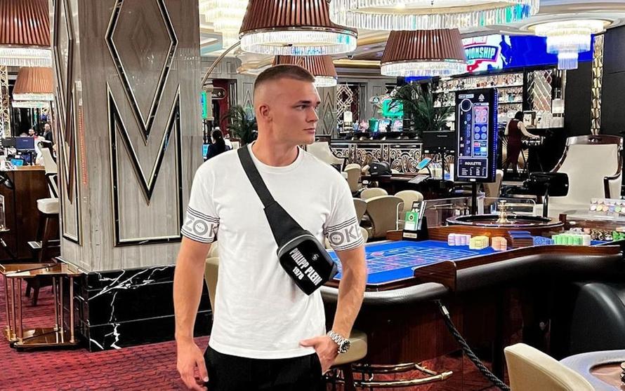 Российского блогера ограбили на Бали почти на $300 тыс. Его заставили позировать с паспортом