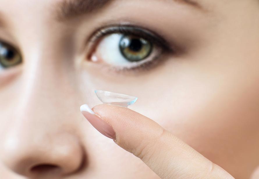 Россиянам рассказали, кому не стоит носить контактные линзы. Даже если очень хочется